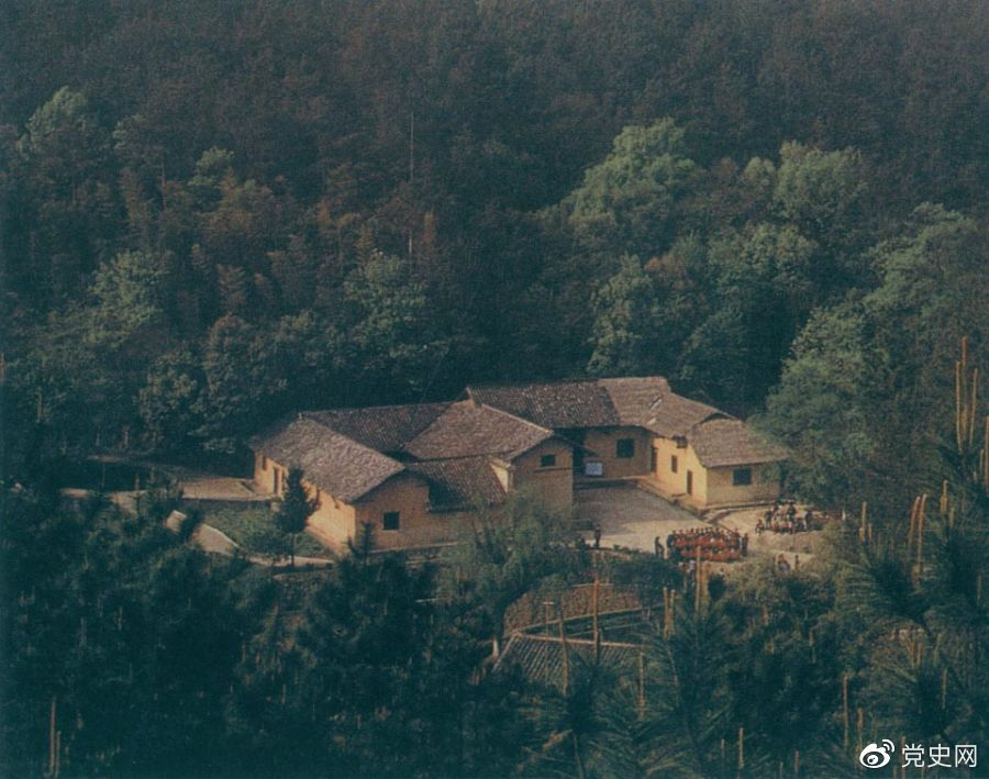 毛澤東故居&mdash;&mdash;湖南省湘潭縣韶山?jīng)_上屋場(chǎng)。1893年12月26日，毛澤東在這里誕生。