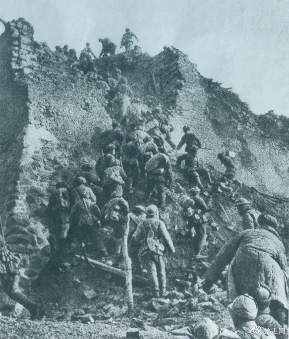 1948年12月，人民解放軍向新保安守敵發(fā)起攻擊。這是解放軍戰(zhàn)士登上新保安城頭。 